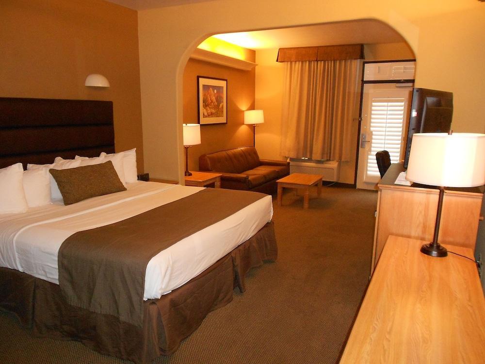 Quality Inn & Suites Phoenix Nw - Sun City Youngtown Exterior photo