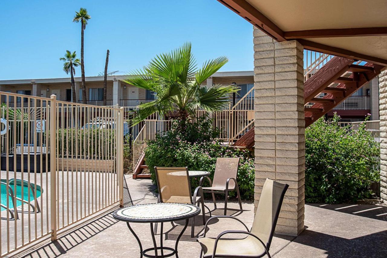 Quality Inn & Suites Phoenix Nw - Sun City Youngtown Exterior photo