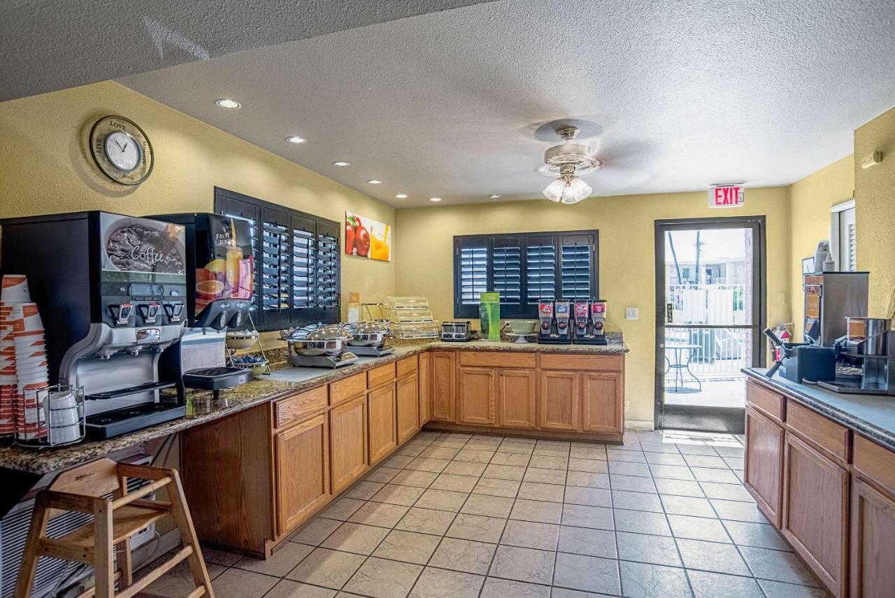 Quality Inn & Suites Phoenix Nw - Sun City Youngtown Exterior photo